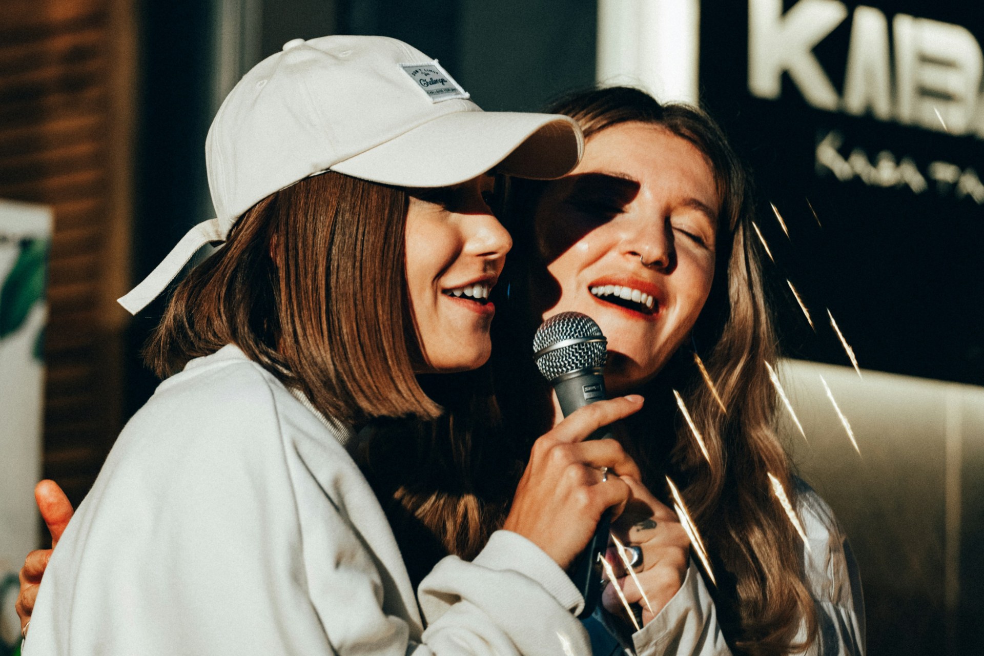 去KTV 只點經典老歌？暢銷作家郝慧川的千禧年歌單回憶殺：周杰倫、宇多田光、Energy...當時閃耀的星星，至今還在發亮