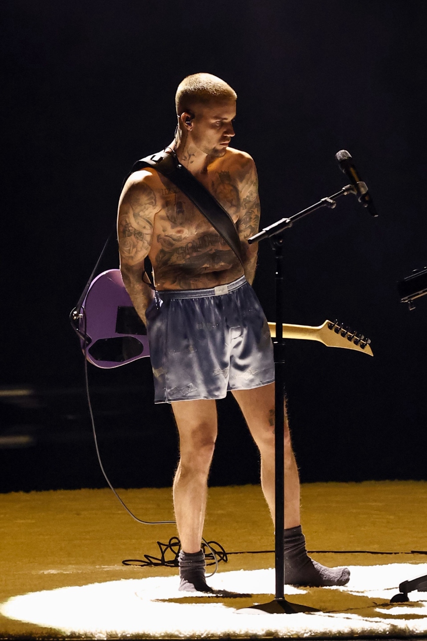 小賈斯汀 Justin Bieber 只穿內褲登2026葛萊美表演?從媽寶到屁孩到好男人,釋放壓抑找到自己的自由及歸屬
