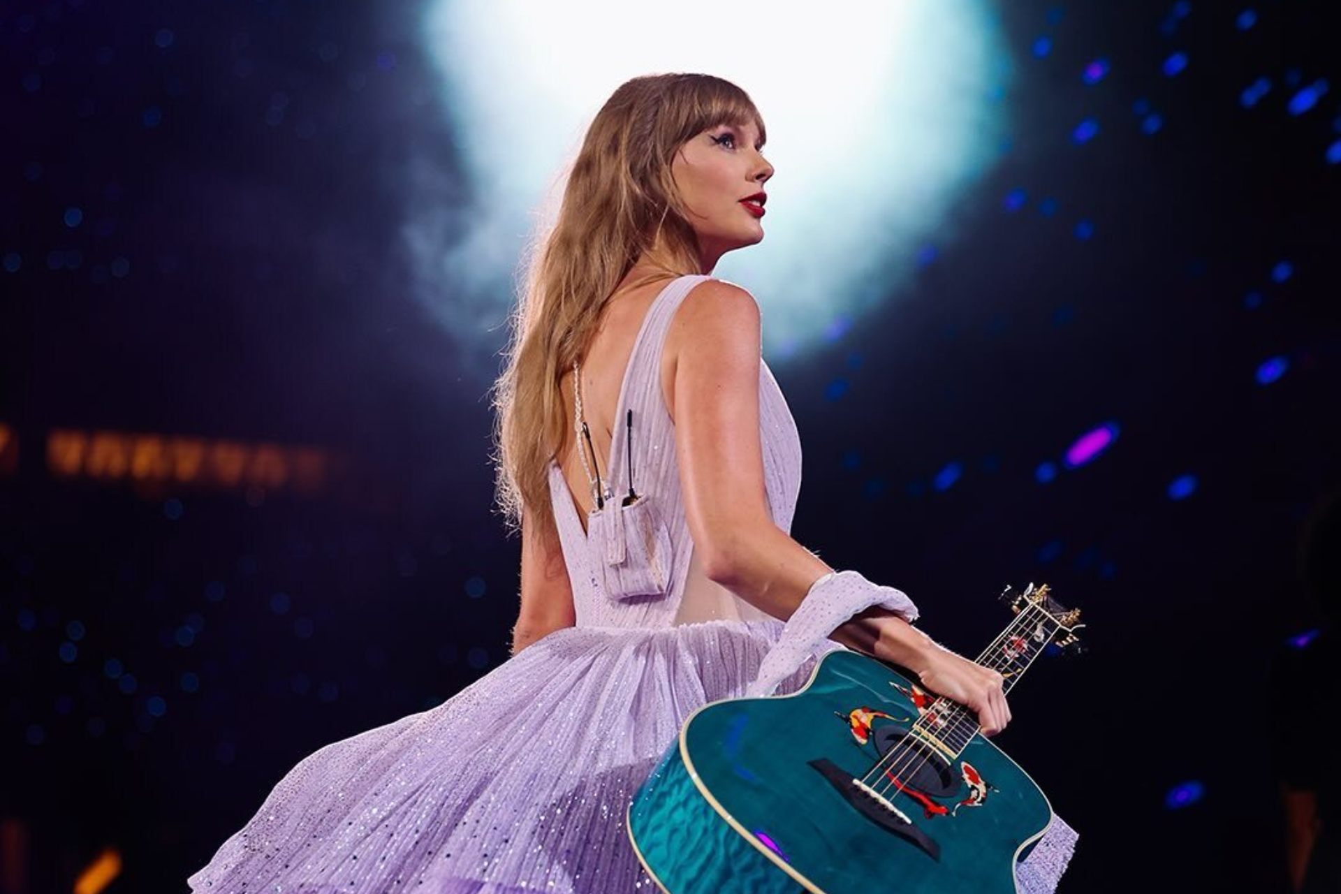 泰勒絲 Taylor Swift 如何讓自己的音樂與人生成為「文化現象」？她早已超越歌手，映照我們活著的情緒與時代