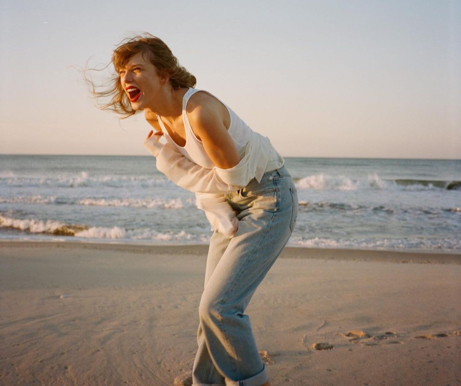 泰勒絲 Taylor Swift 如何讓自己的音樂與人生成為「文化現象」?她早已超越歌手,映照我們活著的情緒與時代