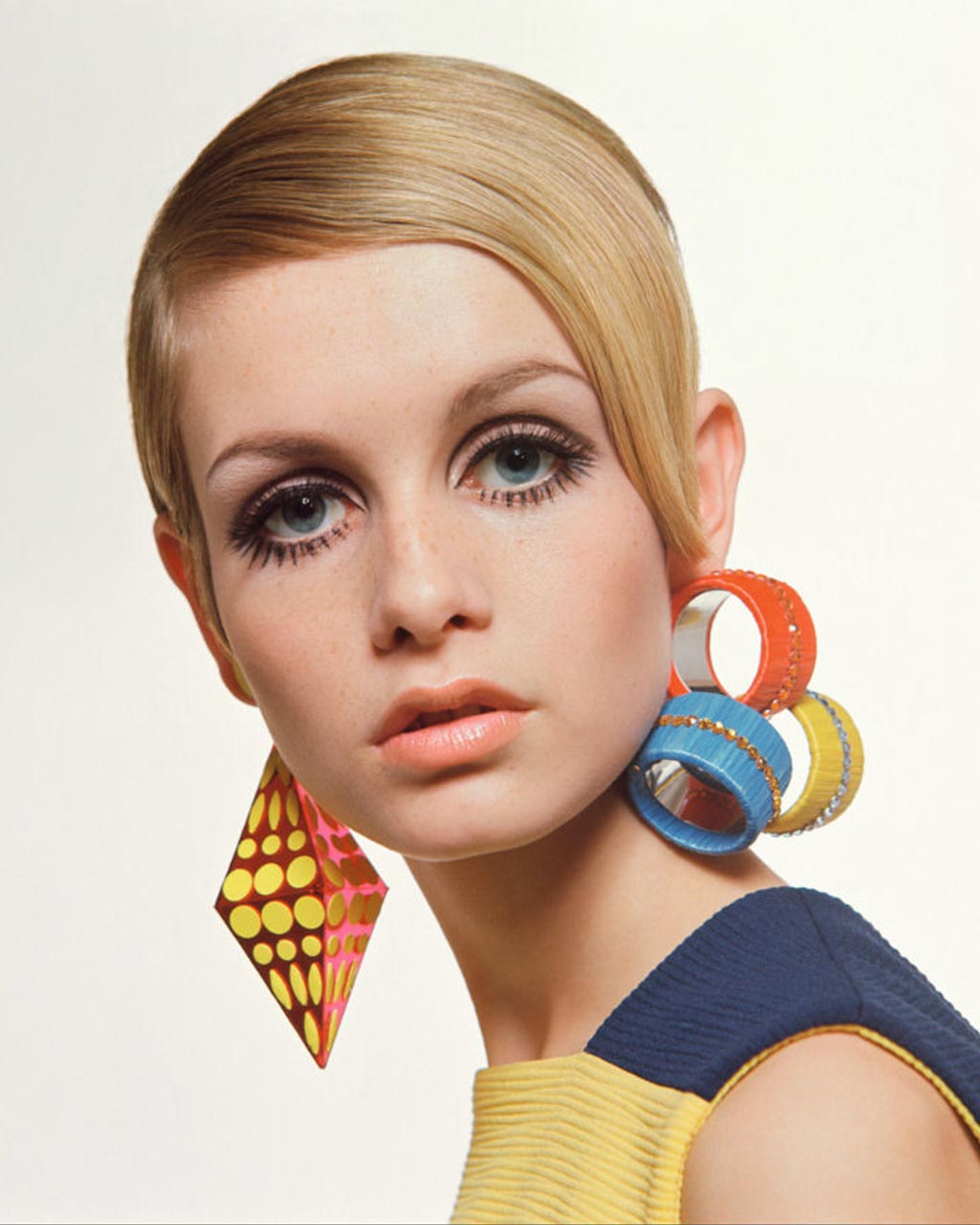 Newtro #搖滾迪斯可#rollerdisco 70-80年代經典的約會場景#disco冰宮在華泰重現啦！ 霓虹色系牆面、巨大disco  ball、比人高巨型溜冰鞋⛸ 每處角落都超好拍，信手捻來就能出拍時尚大片📷 小編偷偷分享：不只正面好拍‼️ 背面的霓虹燈牆也吸引超多, image size:1024x1280