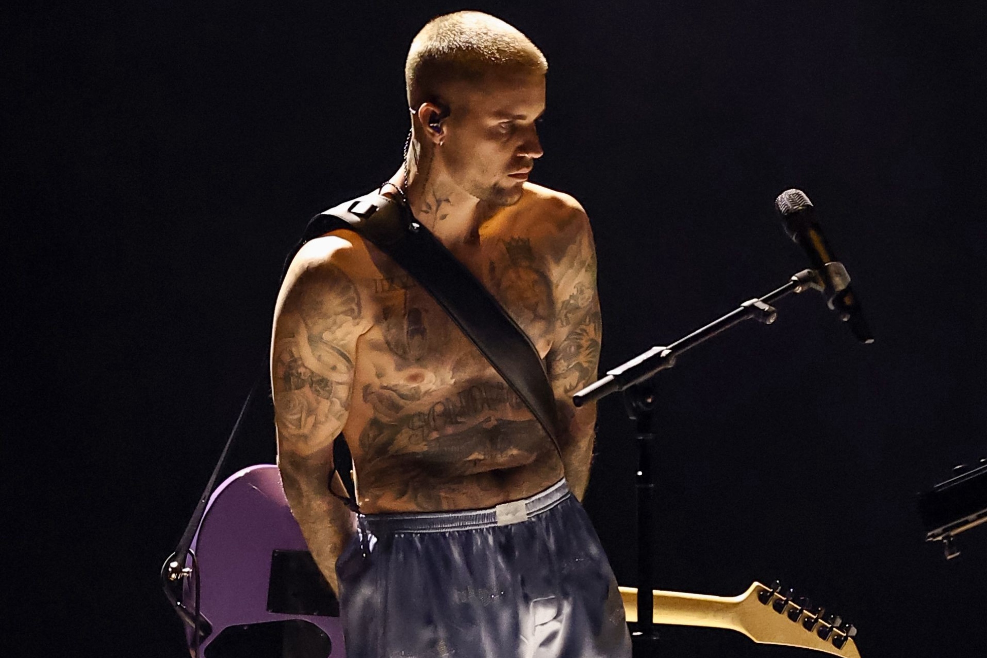 小賈斯汀 Justin Bieber 只穿內褲登2026葛萊美表演?從媽寶到屁孩到好男人,釋放壓抑找到自己的自由及歸屬